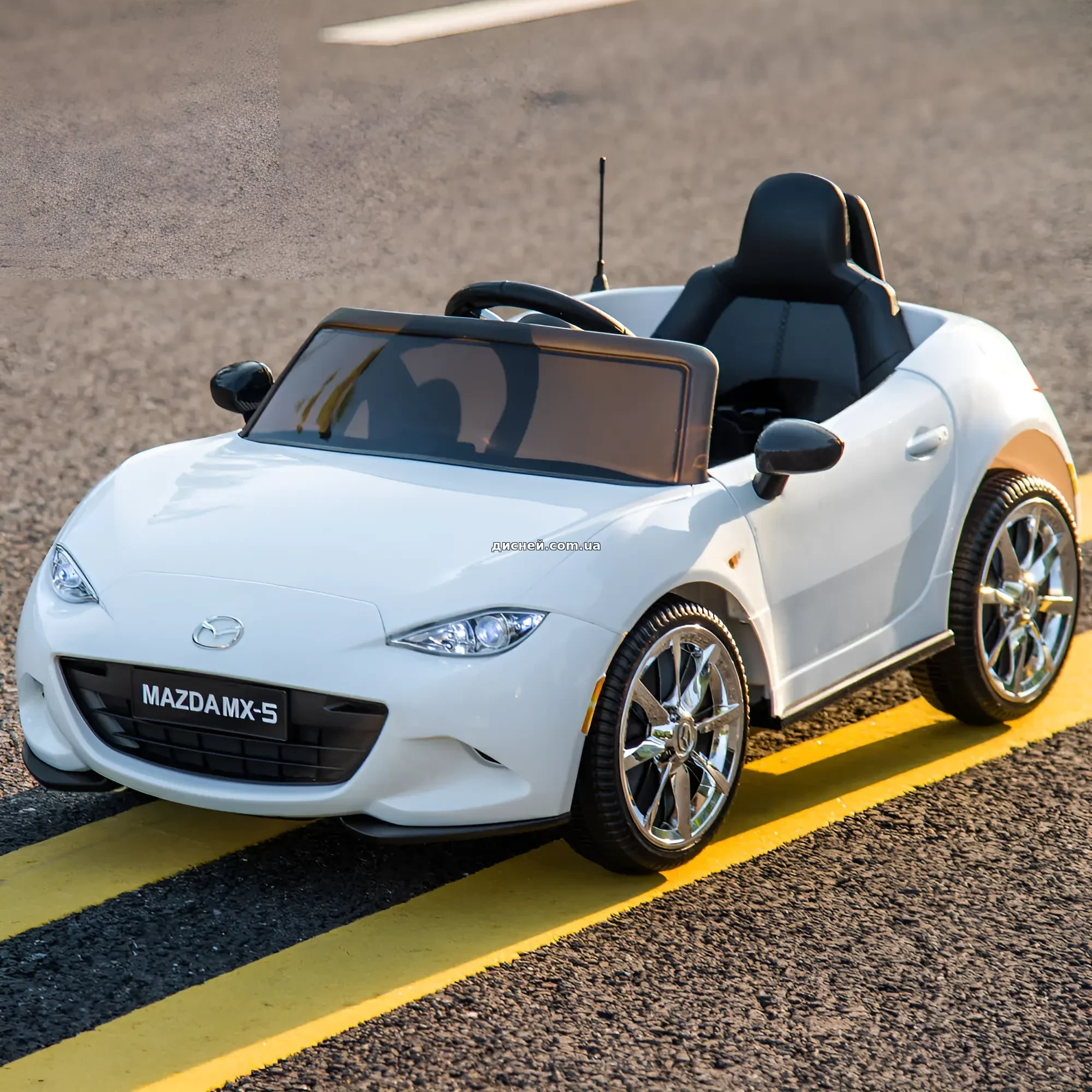 BASIC MADAME-T SMALL 白　マダムT 小 Дитяча машина M 5846EBLR-1 Mazda біла, чотири мотори - Купити в